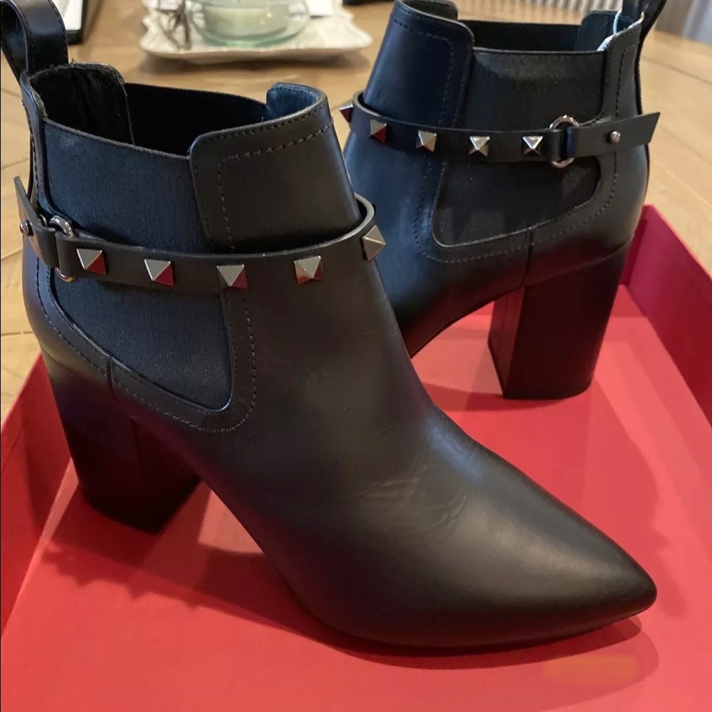 Valentino Garavani Women's Rockstud Chelsea 85mm Boots Size 39